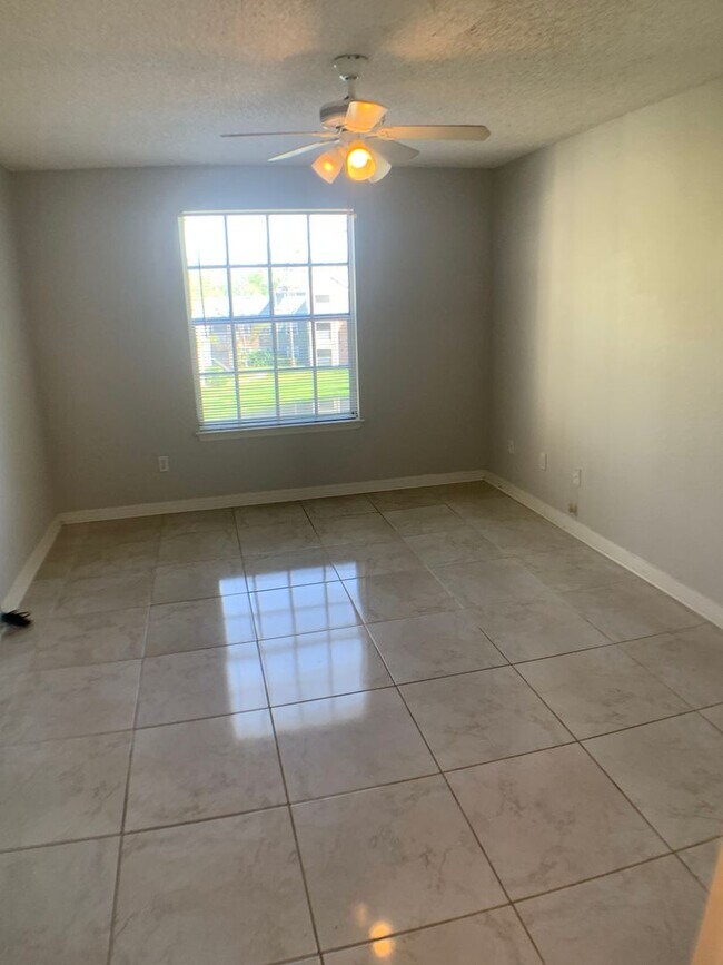 Building Photo - Beautiful 2/2 in an amazing secure community