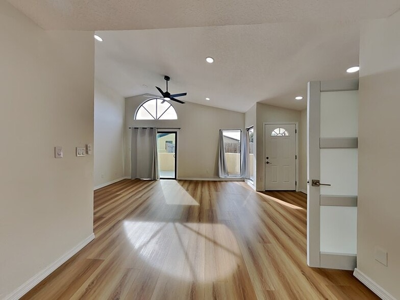 Building Photo - 739 Golden Sunshine Cir