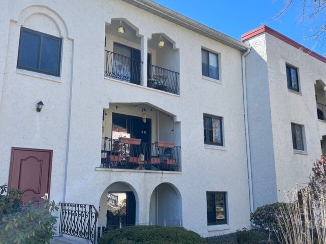Building Photo - 320 Fellsview Terrace