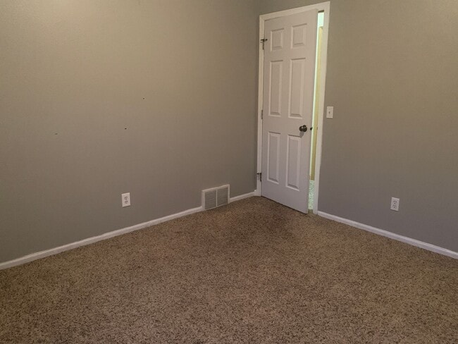 Building Photo - Spacious 5-Bedroom Home in Desirable Briar...