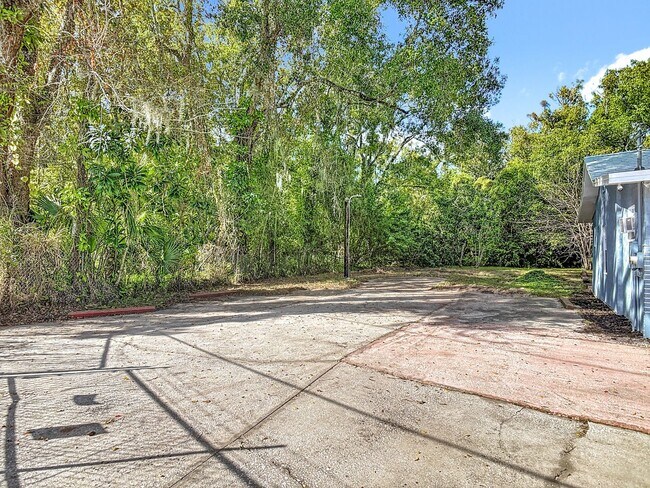 Building Photo - 2 bed/1.5 bath Single-Family Home on Large Lot in Sanford!