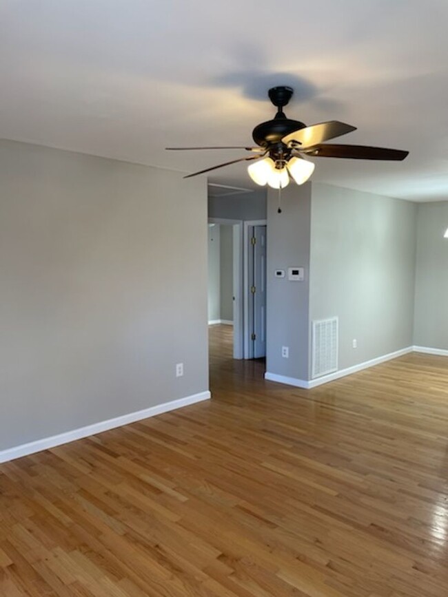 Building Photo - Move in Special- $1000 First Month