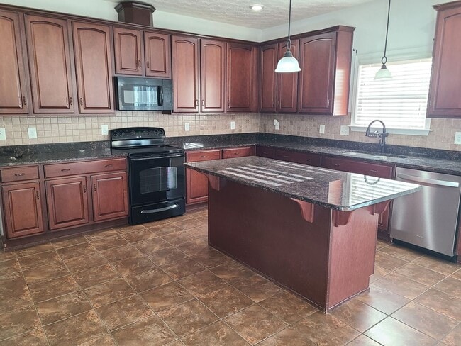 Building Photo - 5 bedroom/4 bathroom home available to rent in Fortson!