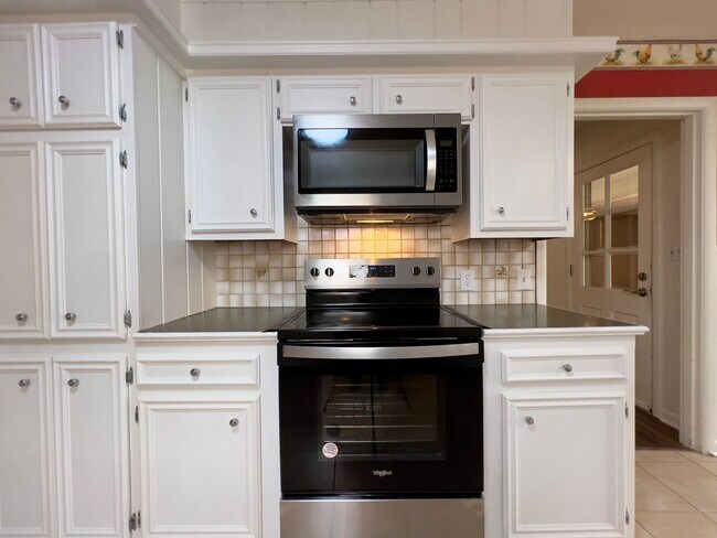 Building Photo - PRE-LEASING for June! Stunning Large 3 Bedroom Home!