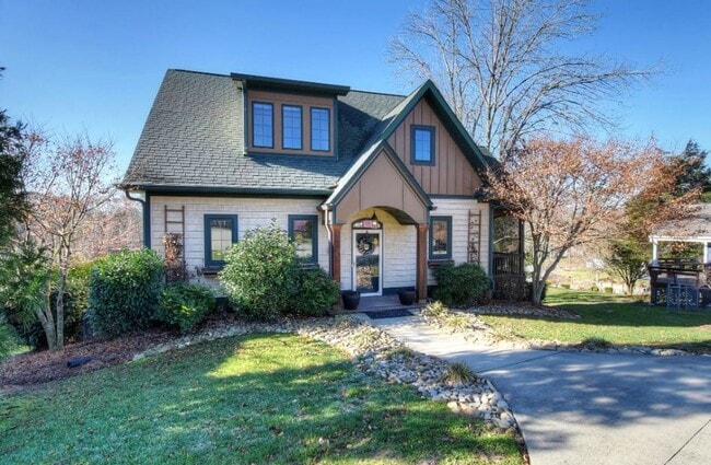 Building Photo - GORGEOUS LAKE HOUSE! 3 Bedrooms/3.5 Baths on Boone Lake, Private Dock, Fireplace & More! $3,900 m...