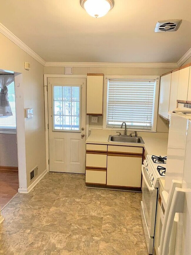 Building Photo - 3 Bedroom Semi-Detached house