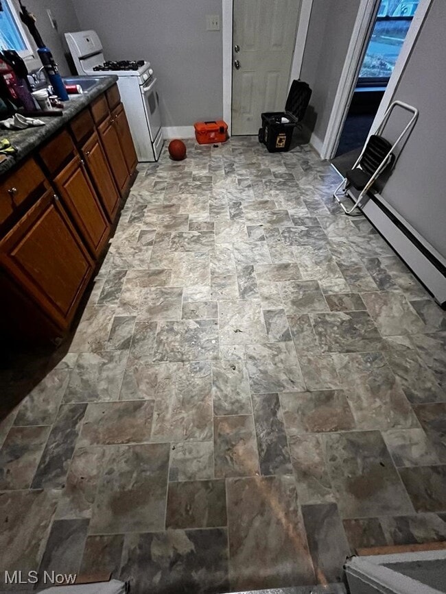 Building Photo - 2495 Apple Ave