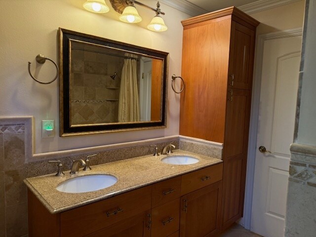 Double Sink - 11138 Aqua Vista St