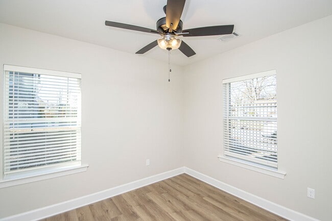 Building Photo - 2 Bed 2 Bath 2 Car Garage Townhome in Rock...