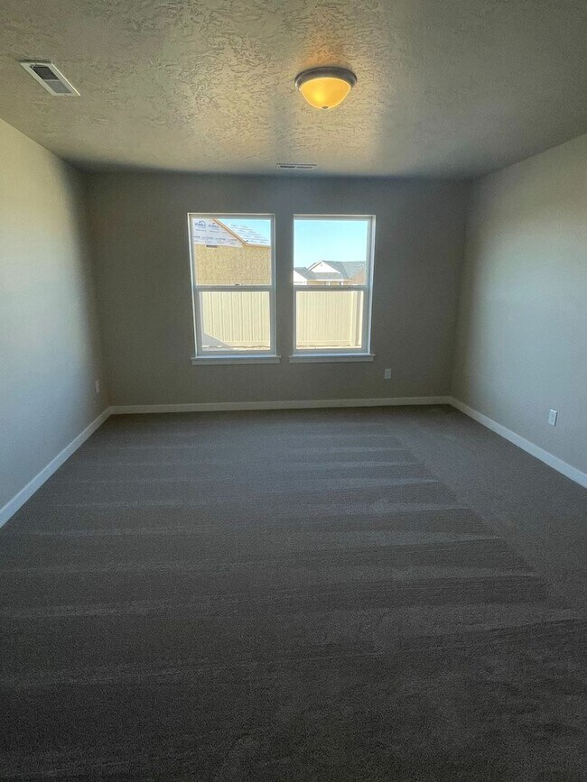 Building Photo - 4 bedroom 2 bath large loft area upstairs / All bedrooms downstairs