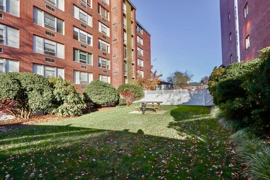 Outdoor Area - 10 Hammond Pond Pky