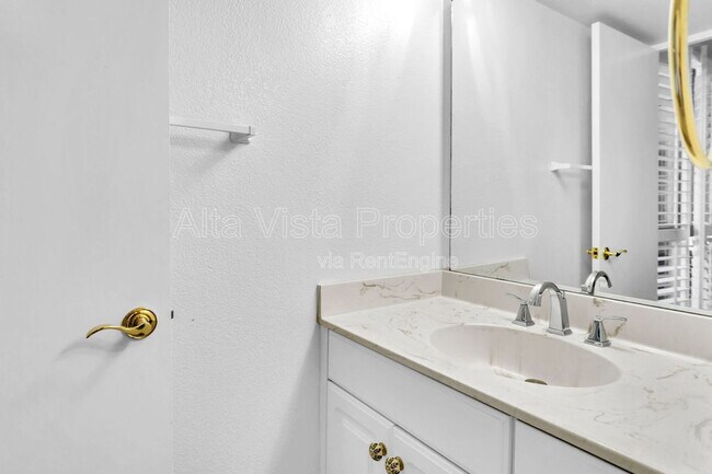 Building Photo - 3916 Riviera Dr