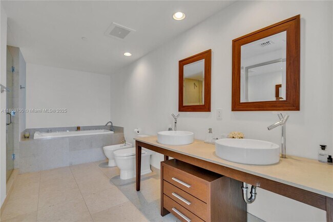 Building Photo - 465 Brickell Ave