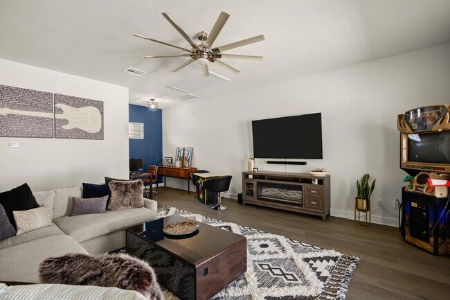 Building Photo - 2520 Bluebonnet Ln