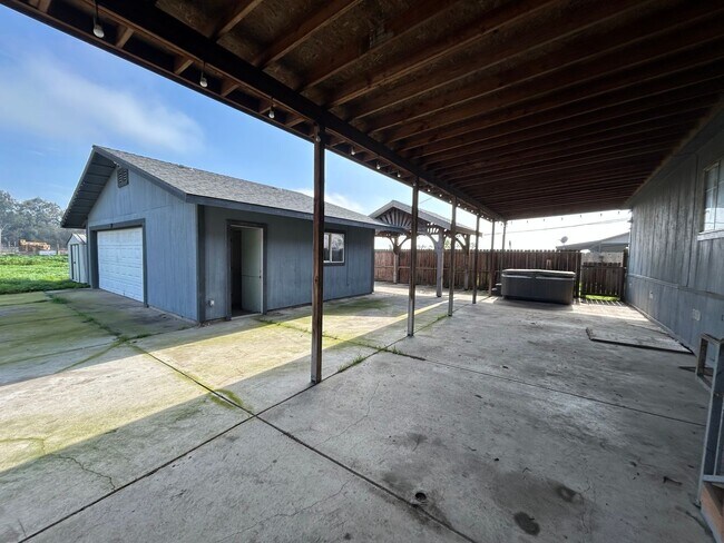 Building Photo - Country home for rent