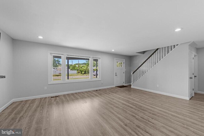 Building Photo - 12 Holbrook Ln