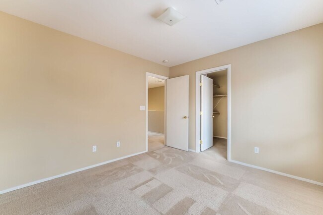 Building Photo - Comfortable Living Near City Conveniences!