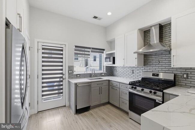 Building Photo - 1448 N Myrtlewood St