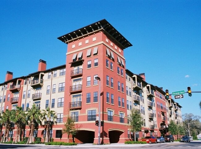 Building Photo - $600 Deposit*Spacious 1 BDRM Condo Downtown!