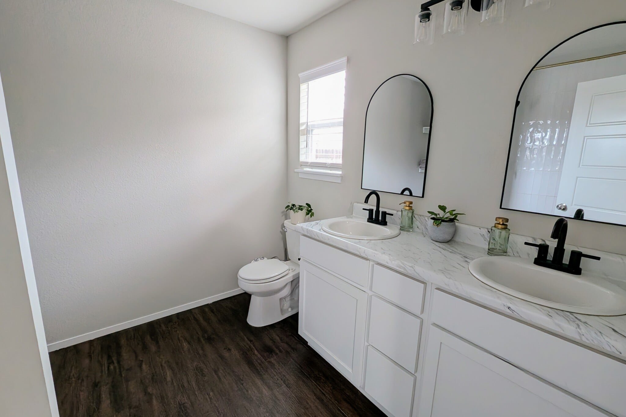 Master Bathroom - 1640 Forest Dr