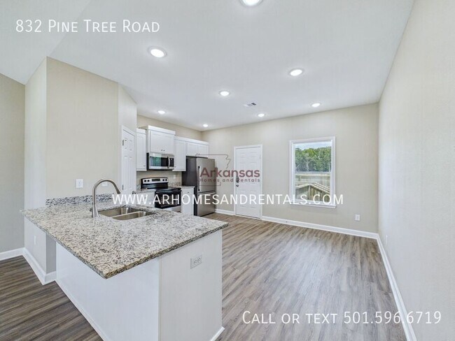 Building Photo - 832 Pine Tree Rd
