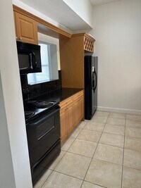 Building Photo - Large TH with 2 car garage