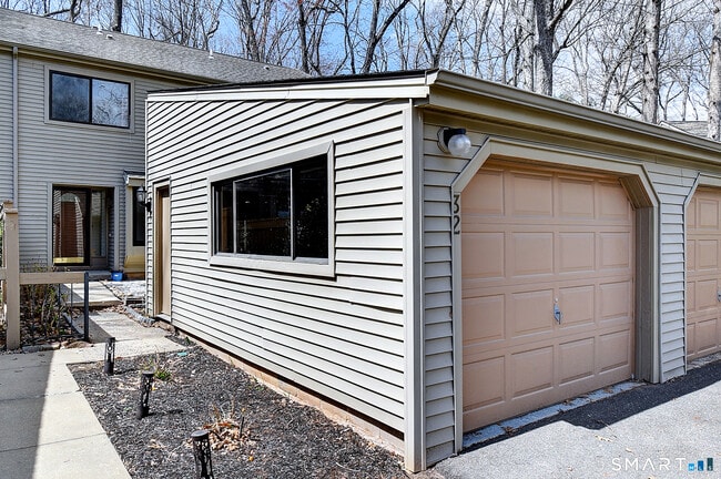 Building Photo - 32 Farmington Chase Crescent