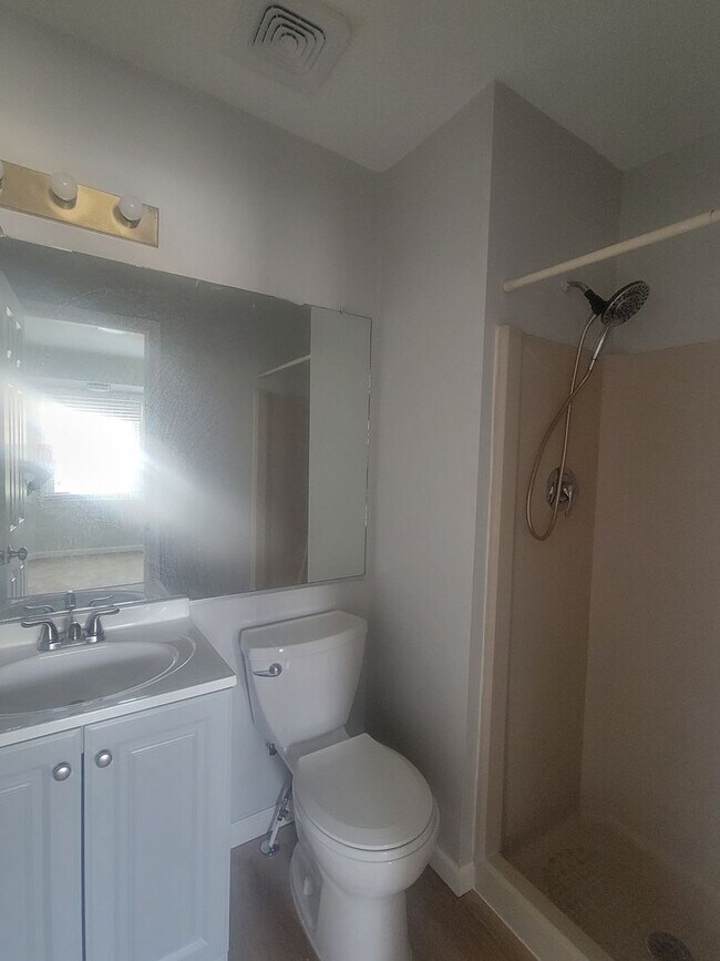 Building Photo - Newly remodelled 3 bedroom 2.5 bath townhouse