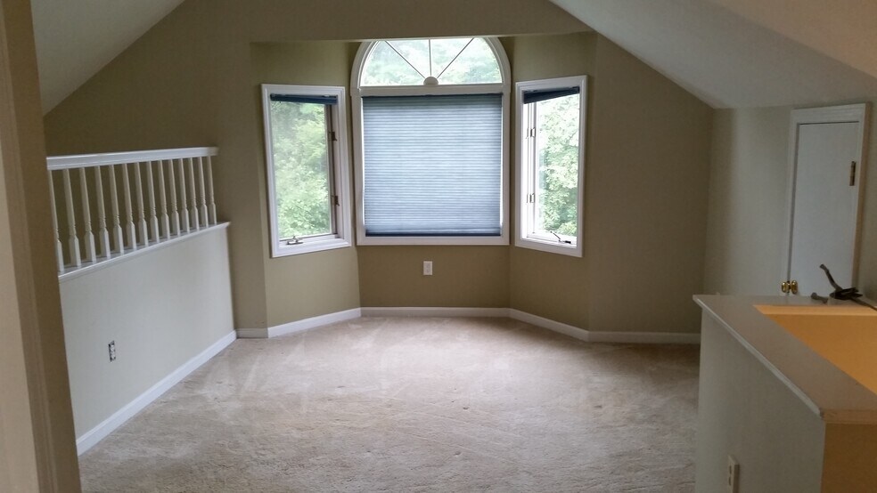 Building Photo - 8 Rosewood Ln
