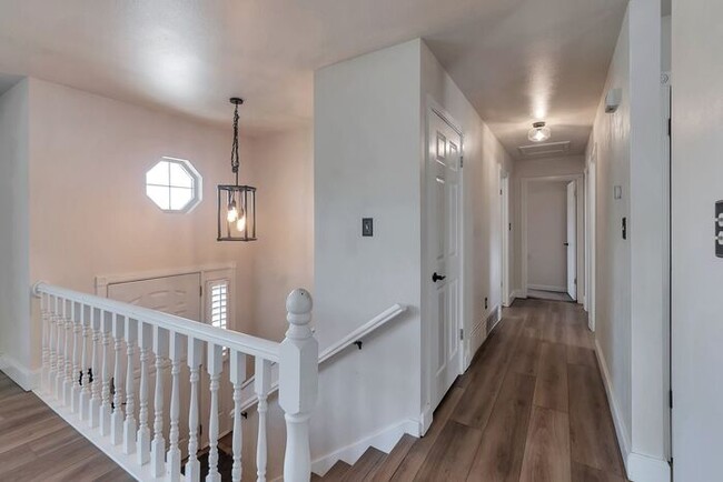 Building Photo - Awesome 4 Bedroom Home in Orem w 2 car garage