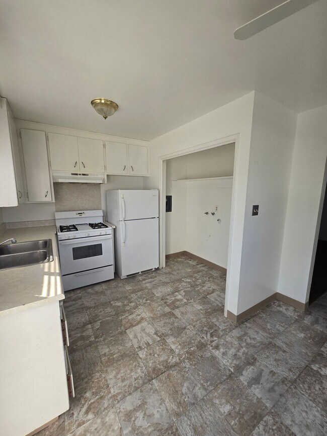 Building Photo - Charming 2 Bedroom/1 bathroom home