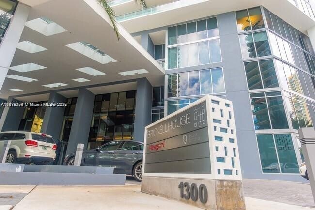 Building Photo - 1300 Brickell Bay Dr