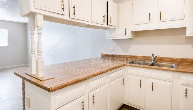 Building Photo - Large Move-In Ready Studio Apartment Near Kirtland AFB