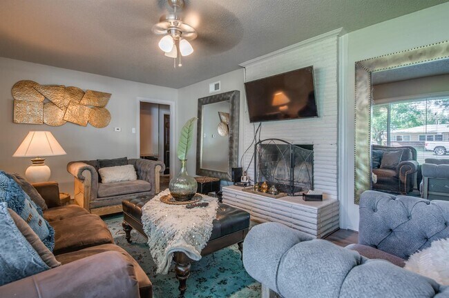 Building Photo - PRE-LEASING for AUGUST Move in - Recently Remodeled 4/2/1 near Texas Tech