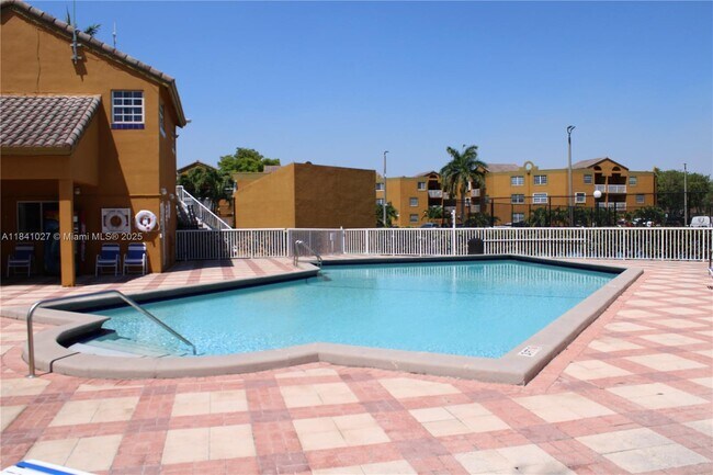 Building Photo - 9735 Fontainebleau Blvd