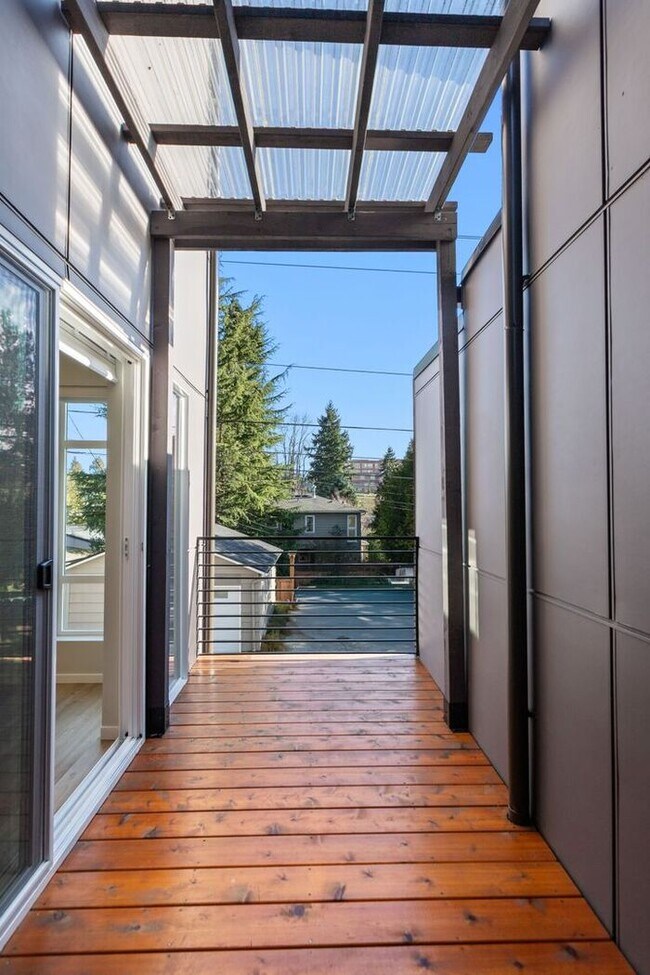 Building Photo - Newly Built Air-Conditioned Luxury Townhome in Highly Desired Admiral