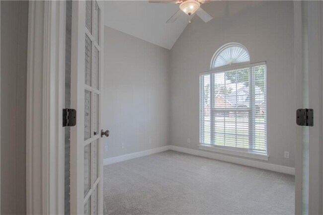 Building Photo - 5607 S 43rd St