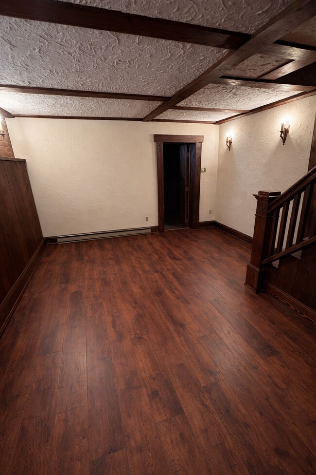 Building Photo - 748 S Hall St