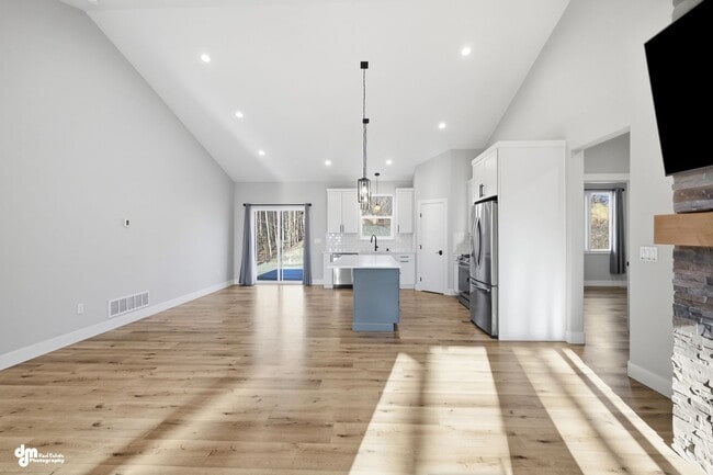 Building Photo - 4 Bedroom | 2.5 Bathroom | 2 Car Garage - Convenient Location!