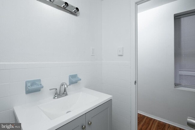 Building Photo - 633 N 3rd St