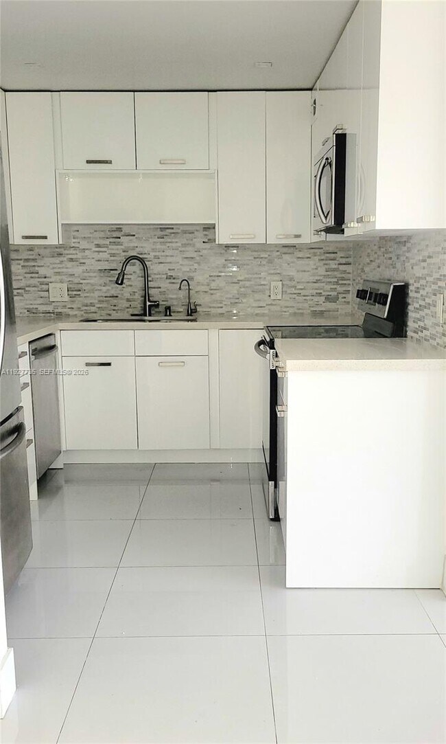 Building Photo - 2500 NE 135th St