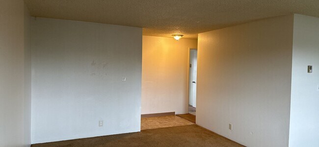 Building Photo - (905) Draper Arms Apartments - 2 Bedroom / 1 Bath