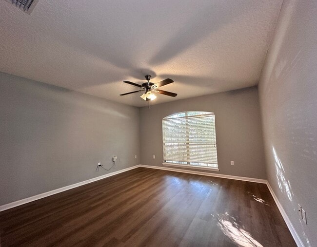 Building Photo - Fenced four bedroom in Lake Asbury