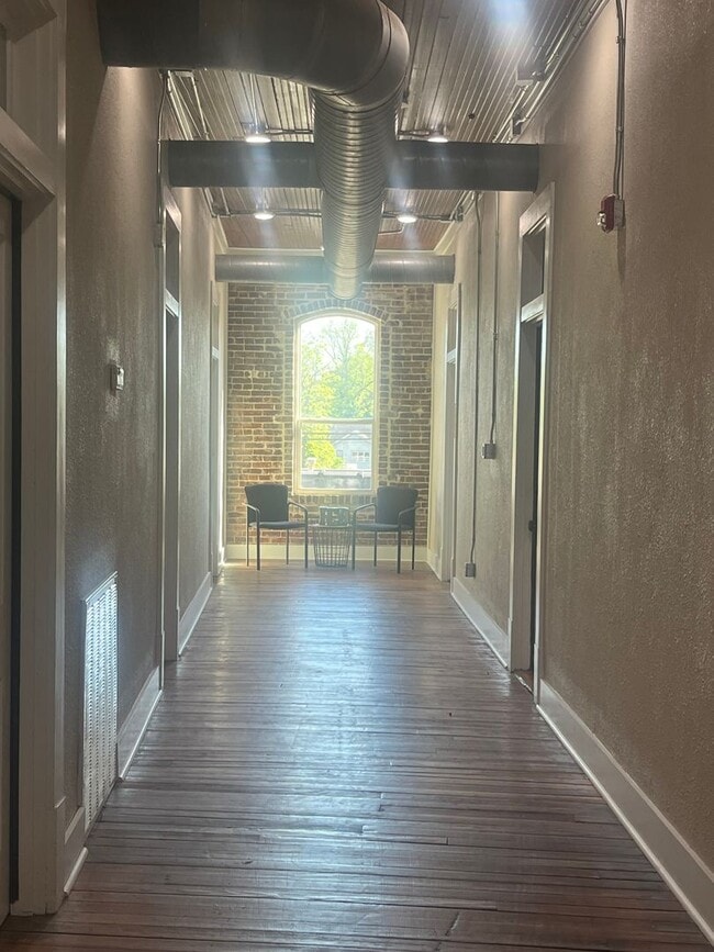 Building Photo - 103 S Boulder Ave