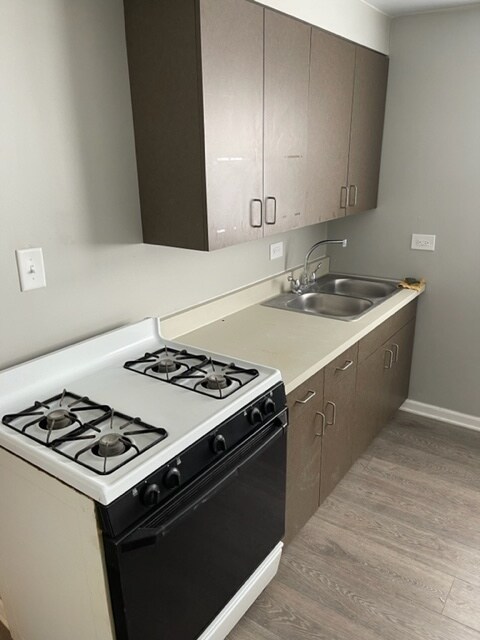 Building Photo - 2556 W 68th St