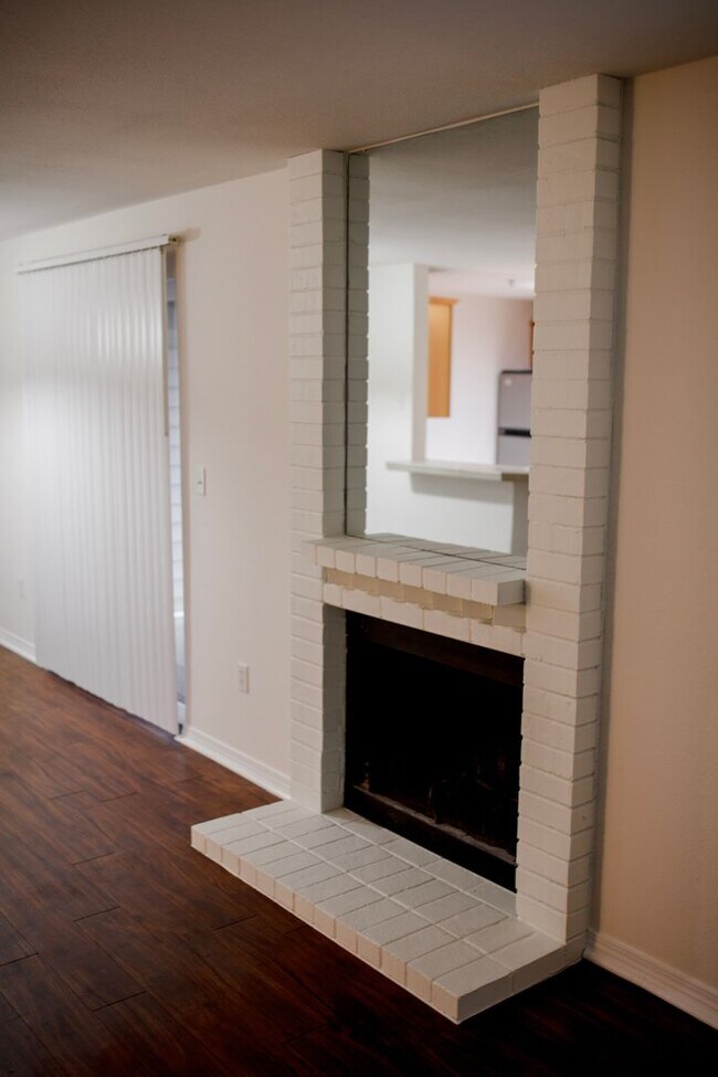 Building Photo - Two Bedroom Two Bathroom Everett Condominium