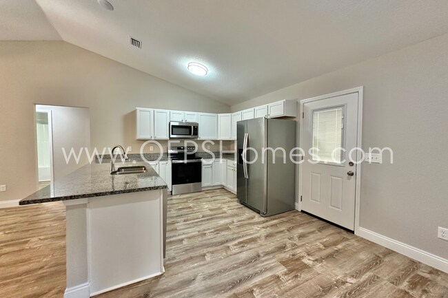 Building Photo - AVAILABLE NOW! 3/2 in Milton!