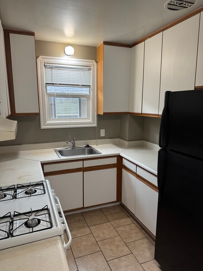 Building Photo - 828 Mariposa St