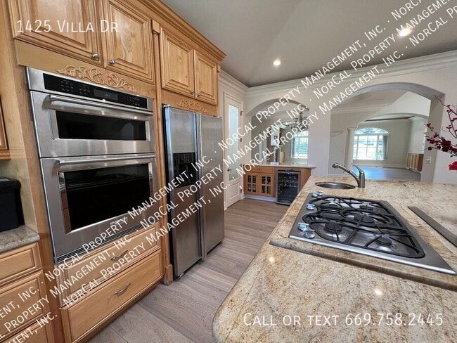 Building Photo - 1425 Villa Dr