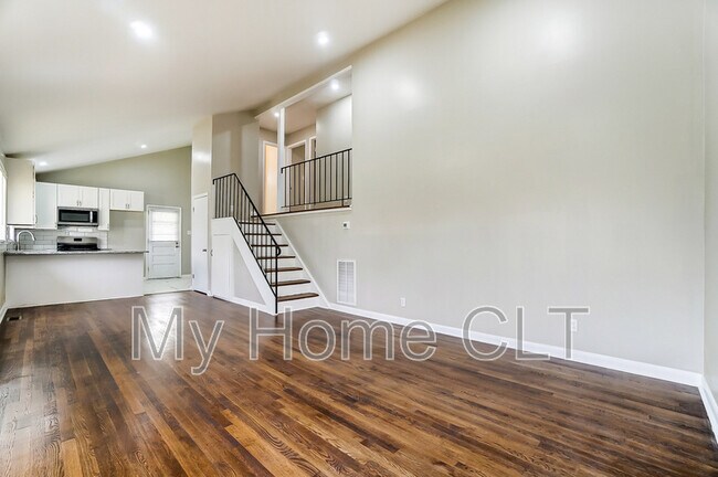Building Photo - 717 Forest Dr